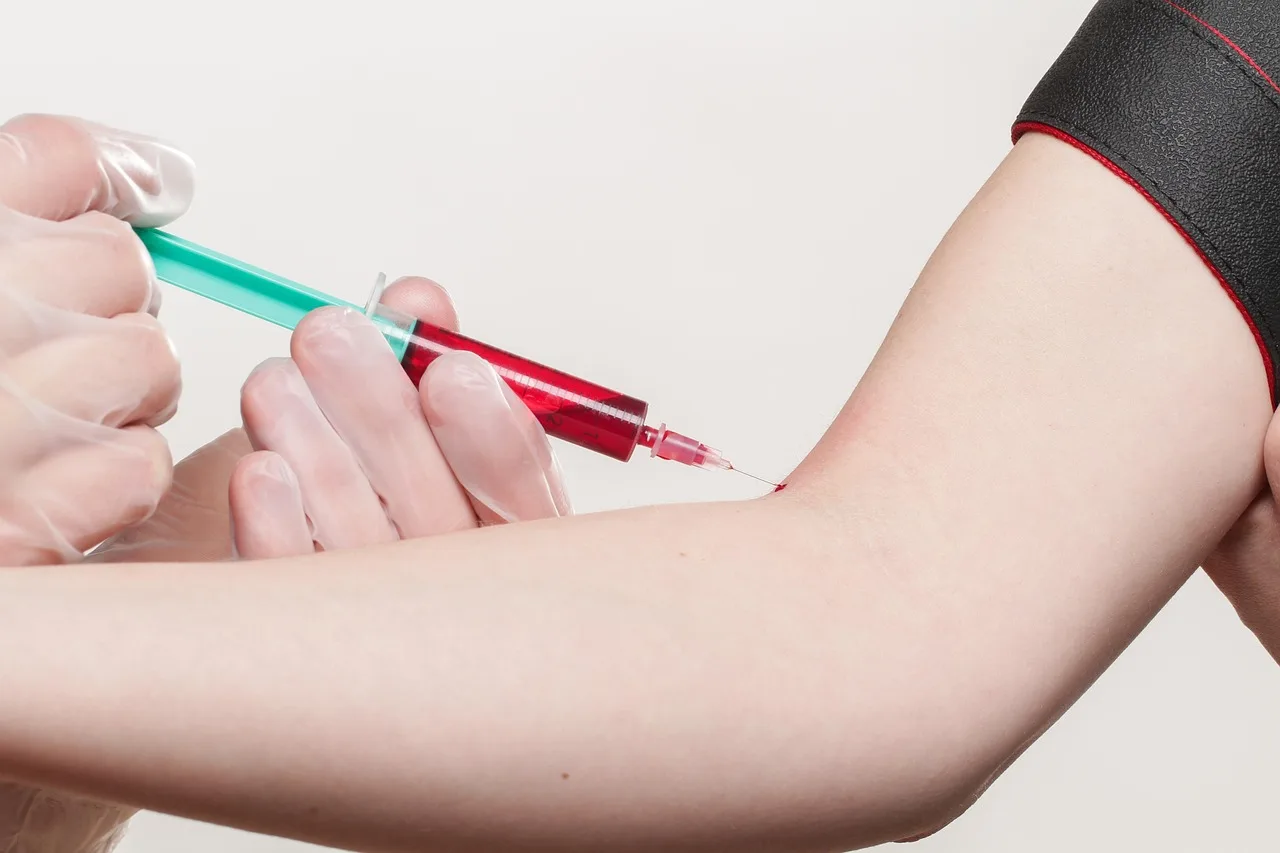 Analisi del sangue in laboratorio con provette e strumenti medici su un tavolo.